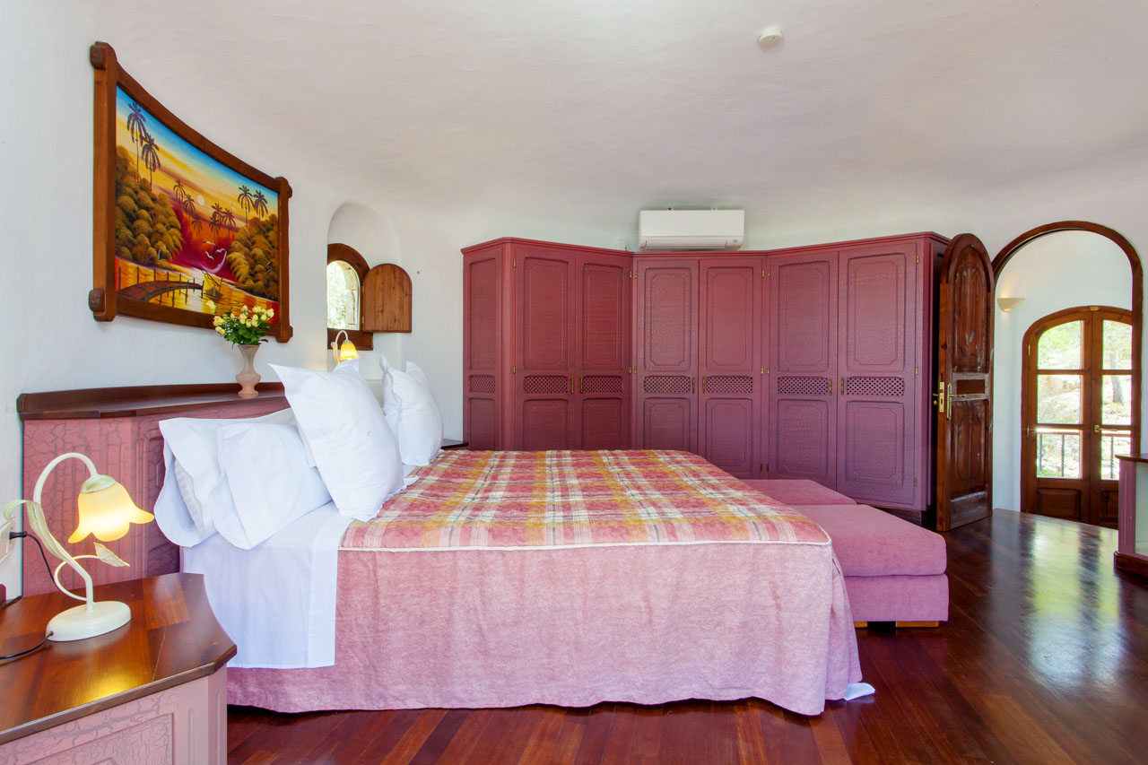 Spacious and bright master bedroom with double bed and air conditioning